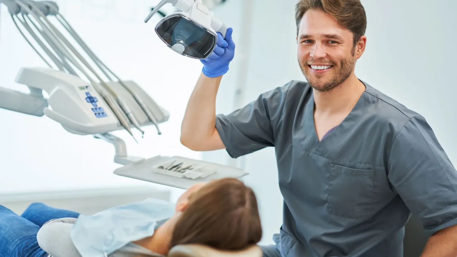 Comment faire tomber une dent qui bouge à un âge adulte ?